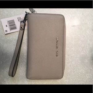 NWT Michael Kors Jet Set Travel wallet